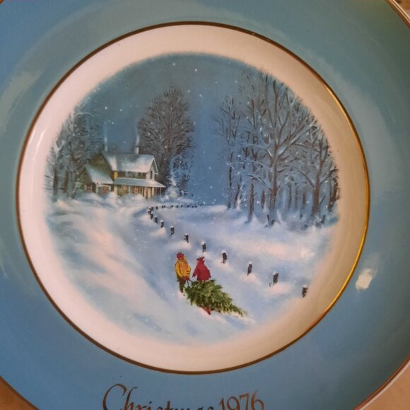 Vintage 1976 “Bringing Home the Tree” Christmas Plate - Enoch Wedgwood for AVON - Picture 4 of 8